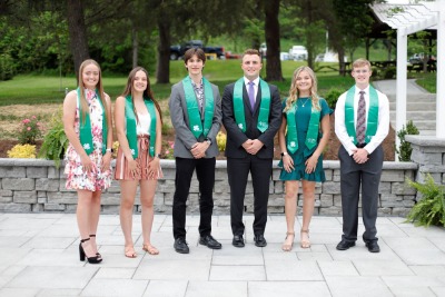 4-H Scholarship recipients pose for a group photo.